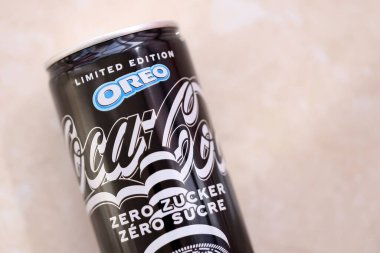 KYIV, UKRAINE - 19 Nisan 2025 Coca Cola OREO Sıfır Şekerli içecek 250 ml kutusunda. Kurabiye aromalı meşrubat işbirliği. Sınırlı üretim ürünü