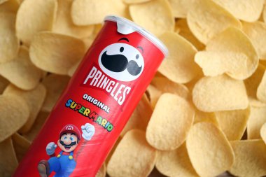 KYIV, UKRAINE - 19 Nisan 2025 Sınırlı Versiyon Pringles Süper Mario 'nun etrafındaki temalı tüpü kapatın, oyuncu grafikler ve markalaşma içeriyor