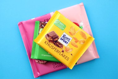 KYIV, UKRAINE - 19 Nisan 2025 Birkaç Ritter çikolatası yakın plan kağıdında. Knusperflakes tadı Kaju NussKlass ve Fruity Duo ile