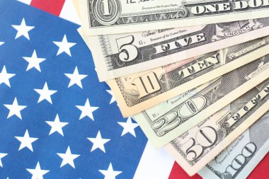 Amerikan doları banknotları ve Amerikan bayrağı kapanıyor. Para yatırımı konsepti ve vergi ödeme