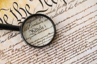 Amerikan Anayasası kağıt sayfası ve büyüteç kapanıyor. Biz İnsanlar