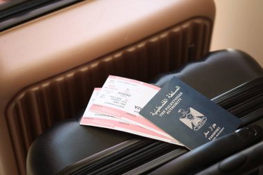 Biletli Filistin Otorite pasaportu havaalanı bekleme salonunun yakınındaki turistik bavulda yatıyor. Dünya çapında seyahat ve uluslararası turizm kavramı