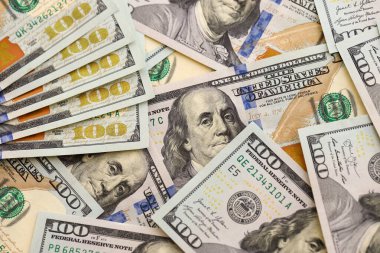 Paralı arka plan. Yüz dolarlık banknotlar. 100 dolarlık banknotlar.