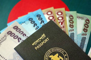 Bangladeş 'te büyük miktarda para ve pasaport Bangladeş bayraklarında asılı. Finans ve bankacılık kavramı