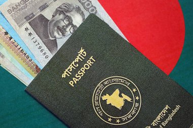 Bangladeş 'te büyük miktarda para ve pasaport Bangladeş bayraklarında asılı. Finans ve bankacılık kavramı