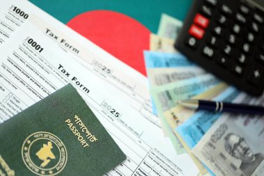 Bangladeşli para banknotları kalem, hesap makinesi, pasaport ve vergi formlarıyla dolu. Finans ve bankacılık kavramı