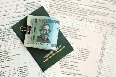 Bangladeşli para banknotları, pasaport ve vergi formlarıyla dolu. Maliye ve vergi ödeme kavramı