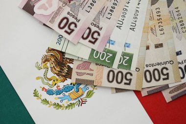 Meksika pezosu faturaları Meksika bayrağına yakın duruyor. Finans ve bankacılık kavramı
