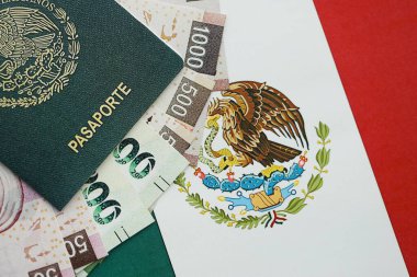 Meksika pezosu büyük miktarda para ve pasaport Meksika bayrağına yakın duruyor. Finans ve bankacılık kavramı
