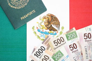Meksika pezosu büyük miktarda para ve pasaport Meksika bayrağına yakın duruyor. Finans ve bankacılık kavramı