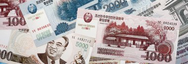 Kuzey Kore büyük miktarda para kazandı. Beyaz renkli masada yatıyor. Yakın plan.