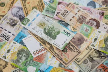 Farklı para birimlerinden ve ülkelerden yüklü miktarda para. Uluslararası nakitin çeşitli arka planında büyük bir yığın var.