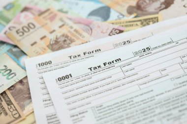 Değişik para birimlerinden ve ülkelerden oluşan büyük miktarlarda para ve vergi beyannamesi doldurulmaya hazır. Uluslararası nakitin çeşitli arka planında büyük bir yığın var.