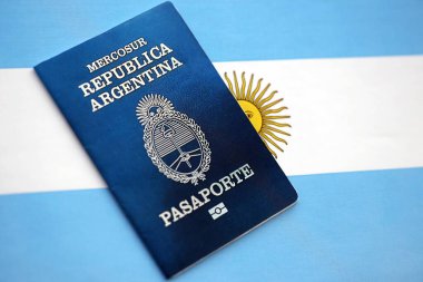 Arjantin pasaportu Arjantin bayrağına yakın duruyor. Seyahat ve vatandaşlık kavramı