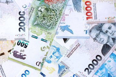 Arjantin pezosu büyük miktarlarda para beyaz masada yakın planda yatıyor. Finans ve bankacılık kavramı