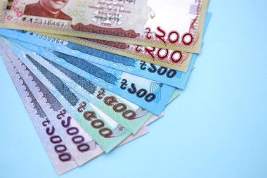Bangladeşli para banknotları büyük miktarlarda deniz mavisi renkli masaların üzerinde. Finans ve bankacılık kavramı