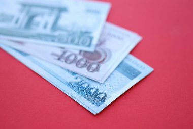 Kuzey Kore büyük miktarlarda para kazandı. Yakın plan kırmızı masada yatıyor. Finans ve bankacılık kavramı