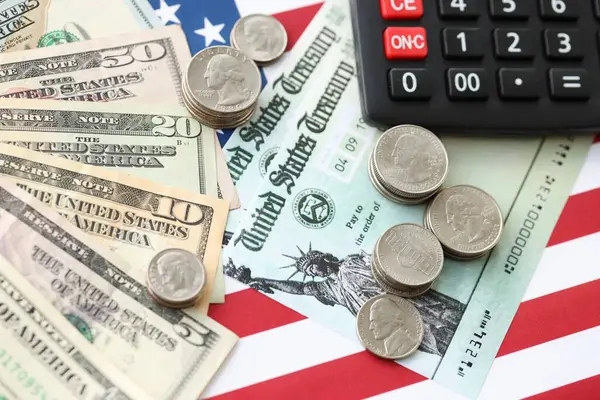 Amerikan doları para ve hesap makinesi Amerikan bayrağına yakın. Para yatırımı konsepti ve vergi ödeme