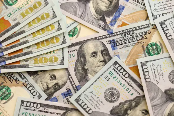 Paralı arka plan. Yüz dolarlık banknotlar. 100 dolarlık banknotlar.