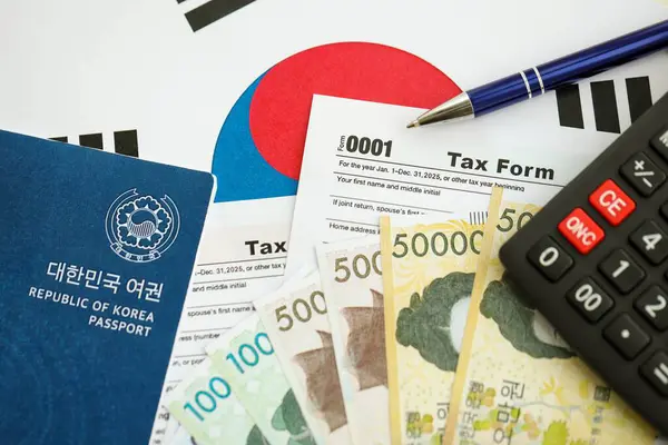 Güney Kore büyük miktarda para kazandı. Masada kalem, hesap makinesi, pasaport ve vergi formları var. Vergi ödeme ve muhasebe kavramı