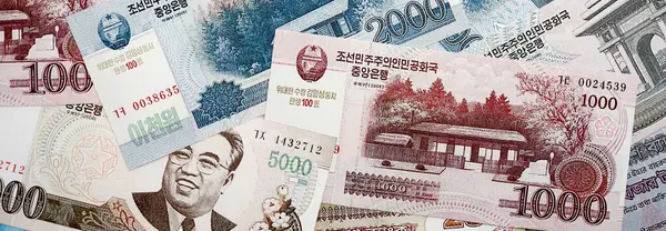 Kuzey Kore büyük miktarda para kazandı. Beyaz renkli masada yatıyor. Yakın plan.