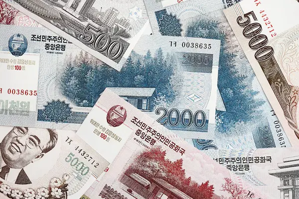 Kuzey Kore büyük miktarda para kazandı. Beyaz renkli masada yatıyor. Yakın plan.