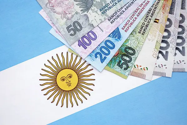Arjantin pezosu büyük miktarda Arjantin bayrağına yakın duruyor. Finans ve bankacılık kavramı