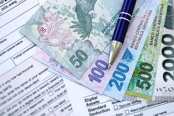 Arjantin pezosu büyük miktarlarda para masasında duruyor. Kalem ve vergi formları da yakında. Finans ve bankacılık kavramı