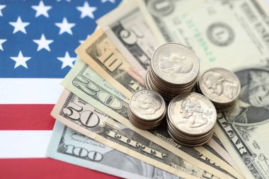 Amerikan doları banknotları ve Amerikan bayrağı kapanıyor. Para yatırımı konsepti ve vergi ödeme