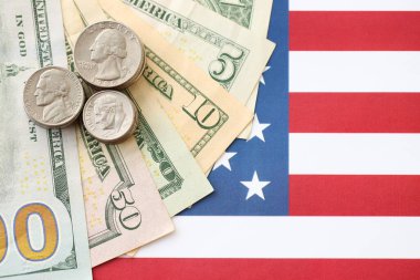 Amerikan doları banknotları ve Amerikan bayrağı kapanıyor. Para yatırımı konsepti ve vergi ödeme