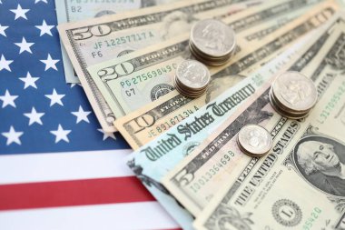 Amerikan dolarları para ve bozuk paralarla uyaran faturalar ya da Amerikan bayrağının geri ödeme çekleri. Vergi ödeme ve sigorta kavramı