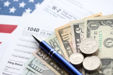 Amerikan Doları. Vergi formuna dolma kalemle yazılmış para ve paralar. Kapatın. Muhasebe ve vergi ödeme dönemi kavramı