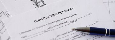 Konut inşaatı sözleşmesi ve konut inşaatı projesinin planlarının kalemi. İnşaat planı konsepti