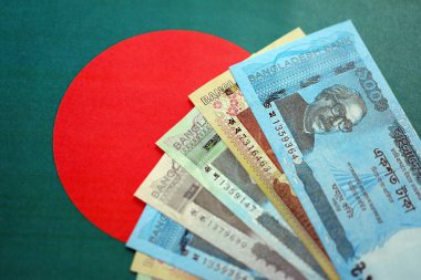 Bangladeşli para banknotları Bangladeş bayrağına yakın duruyor. Finans ve bankacılık kavramı
