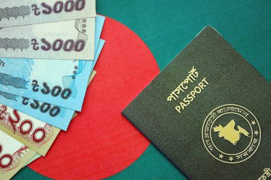 Bangladeş 'te büyük miktarda para ve pasaport Bangladeş bayraklarında asılı. Finans ve bankacılık kavramı