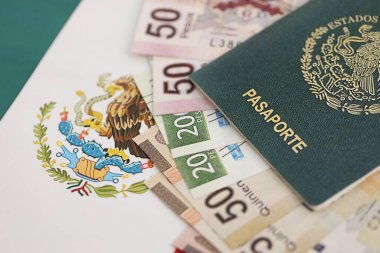 Meksika pezosu büyük miktarda para ve pasaport Meksika bayrağına yakın duruyor. Finans ve bankacılık kavramı