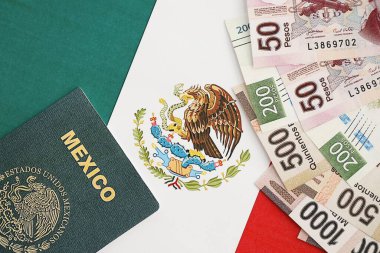 Meksika pezosu büyük miktarda para ve pasaport Meksika bayrağına yakın duruyor. Finans ve bankacılık kavramı