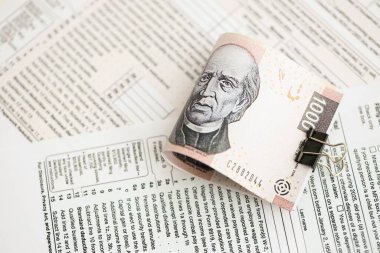 Meksika Pezosu 'nun büyük meblağlı para faturaları masada duruyor. Vergi formları da yakında. Muhasebe ve vergilendirme kavramı