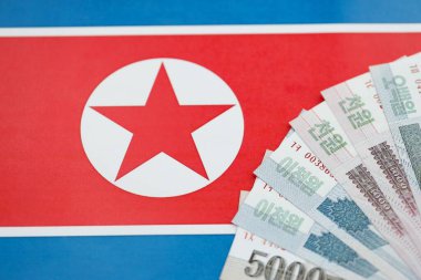 Kuzey Kore, Kore Halk Cumhuriyeti bayraklarında büyük miktarda para kazandı. Finans ve bankacılık kavramı