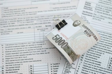 Kuzey Kore büyük miktarlarda para kazandı. Masada vergi formları var. Muhasebe ve vergilendirme kavramı