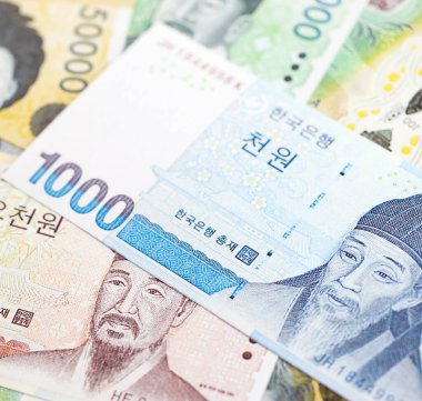 Güney Kore büyük miktarlarda para kazandı. Beyaz renkli masada yatıyor. Yakın plan. Finans ve bankacılık kavramı