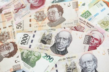 Meksika pezosu faturaları büyük miktarlarda beyaz masaya yakın duruyor. Finans ve bankacılık kavramı