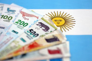 Arjantin pezosu büyük miktarda Arjantin bayrağına yakın duruyor. Finans ve bankacılık kavramı