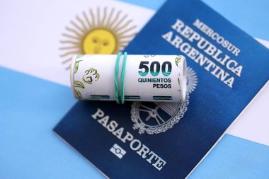 Arjantin pezosu büyük miktarda para ve pasaport Arjantin bayrağına yakın duruyor. Finans ve bankacılık kavramı