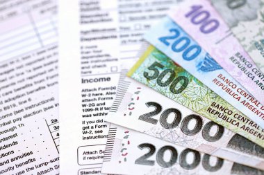 Arjantin pezosu büyük miktarlarda para masasında duruyor. Kalem ve vergi formları da yakında. Finans ve bankacılık kavramı