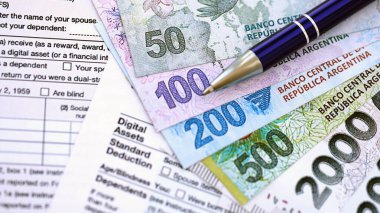 Arjantin pezosu büyük miktarlarda para masasında duruyor. Kalem ve vergi formları da yakında. Finans ve bankacılık kavramı