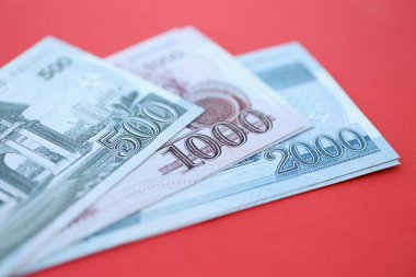 Kuzey Kore büyük miktarlarda para kazandı. Yakın plan kırmızı masada yatıyor. Finans ve bankacılık kavramı