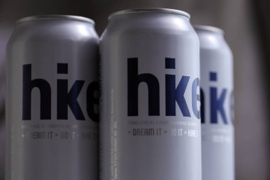 KYIV, UKRAINE - 19 Nisan 2025 Alüminyum kutularda sıfır alkolsüz bira. Bira markası logosunu kapatıyoruz.