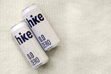 KYIV, UKRAINE - 19 Nisan 2025 Alüminyum kutularda sıfır alkolsüz bira. Bira markası logosunu kapatıyoruz.