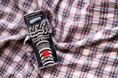 KYIV, UKRAINE - 19 Nisan 2025 Coca Cola OREO Sıfır Şekerli içecek 250 ml kutusunda. Kurabiye aromalı meşrubat işbirliği. Sınırlı üretim ürünü